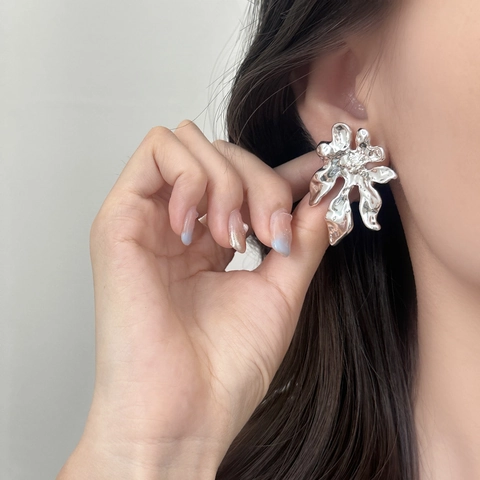 Boucles D'Oreilles Puces Fleur Irrégulières En Cuivre Design Métal Fondu Style Rétro Exagéré Pour Femmes Bijoux Élégants