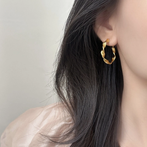 Gedrehte Creolen Mit 925 Sterling Silber Ohrstecker Kupfer 18K Vergoldet Matte Textur Geometrisches Design Für Damen