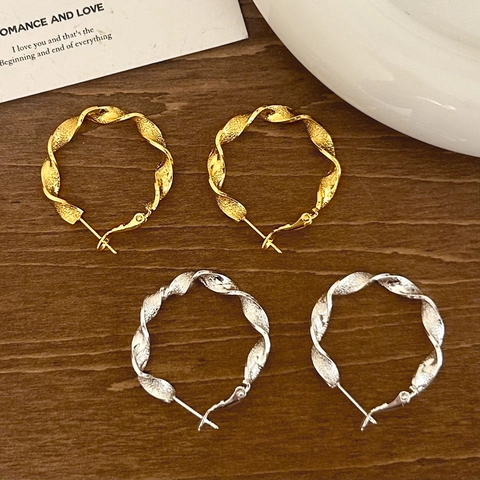 Gedrehte Creolen Mit 925 Sterling Silber Ohrstecker Kupfer 18K Vergoldet Matte Textur Geometrisches Design Für Damen