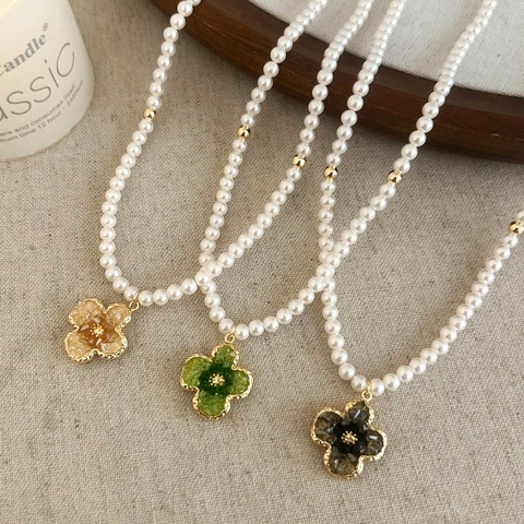 Elegante Collar De Perlas Artificiales De Imitación Con Colgante De Flor De Cuatro Hojas Cobre Chapado En Oro Estilo Vintage