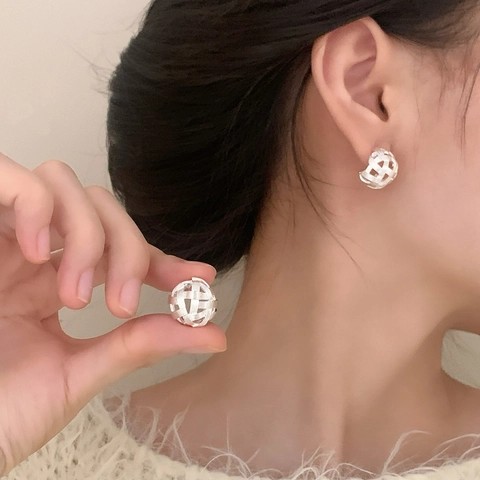 Pendientes De Botón De Bola Tejida Hueca Minimalista Con Poste De Cobre Joyería De Lujo Para Mujer