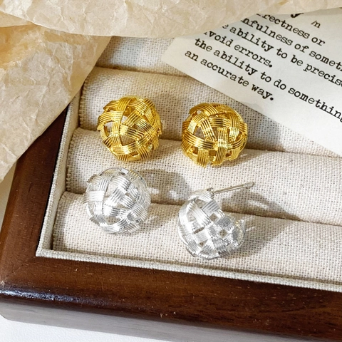 Pendientes De Botón De Bola Tejida Hueca Minimalista Con Poste De Cobre Joyería De Lujo Para Mujer