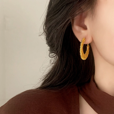 Ausgehöhlte Creolen Kupfermetall Perlentextur Gewebtes Design Vintage Luxus Minimalistisches Modeaccessoire Für Damen