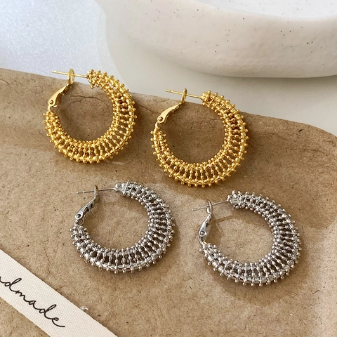 Ausgehöhlte Creolen Kupfermetall Perlentextur Gewebtes Design Vintage Luxus Minimalistisches Modeaccessoire Für Damen