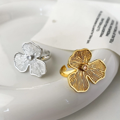 Anillo Abierto Flor Elegante Cobre Bañado Oro 18K Pétalo Texturizado Circonia Ajustable Joyería Mujer
