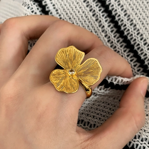 Anillo Abierto Flor Elegante Cobre Bañado Oro 18K Pétalo Texturizado Circonia Ajustable Joyería Mujer