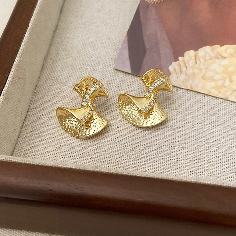 Vintage Copper Geometric Fan Stud Earrings With Hammered Texture Zircon Artificial Pearl Inset French Retro Style For Women