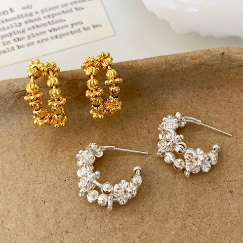 Beaded C-Form Hoop Ohrringe Mit Kupfer Ohrringpfosten Retro Geometrische Strukturierte Luxus Schmuck Für Frauen