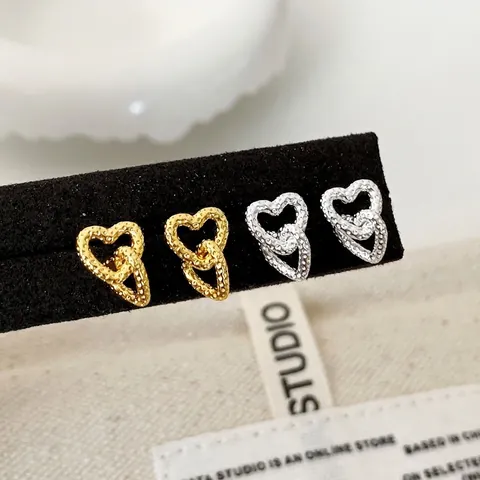 Pendientes De Botón De Doble Corazón Entrelazados Cobre Texturizado Moda Simple Conmutar Joyería Elegante Para Mujer