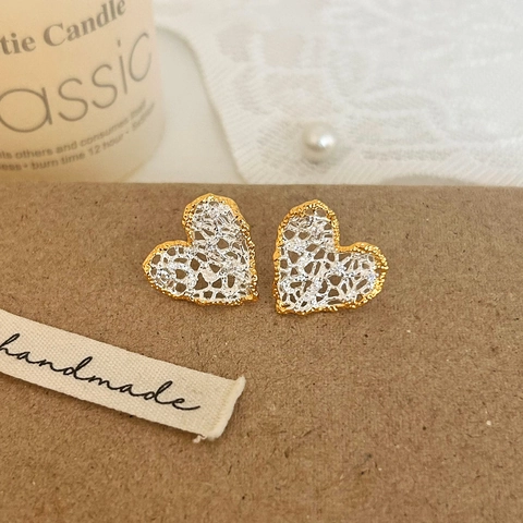 Pendientes De Botón De Corazón De Cobre Elegantes Con Textura De Encaje Calado Diseño Bicolor Para Mujer Estilo Retro