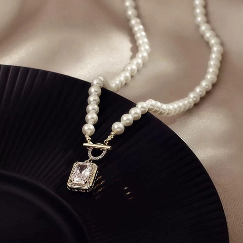Collana Di Künstliche Perle Elegante Con Pendente In Zirconia Rettangolare Rame Placcato Oro Chiusura A T Gioielli Retrò Donna