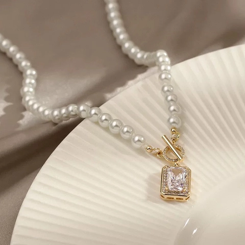 Collana Di Künstliche Perle Elegante Con Pendente In Zirconia Rettangolare Rame Placcato Oro Chiusura A T Gioielli Retrò Donna