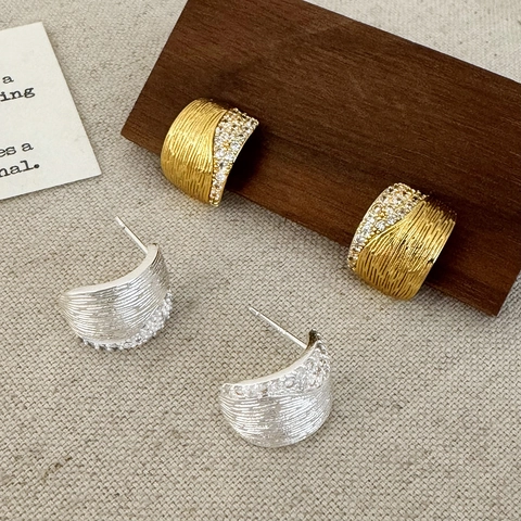C-Förmige Ohrstecker Für Damen Kupfer Mit Zirkon Gebürstete Textur Leicht Luxus Minimalistischer Eleganter Stil