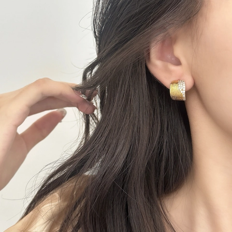 C-Förmige Ohrstecker Für Damen Kupfer Mit Zirkon Gebürstete Textur Leicht Luxus Minimalistischer Eleganter Stil