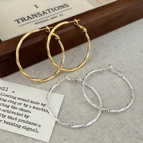Créoles À Texture Géométrique Taille Diamant Cuivre Plaqué Bijoux De Mode Simples De Style Luxe Pour Femmes