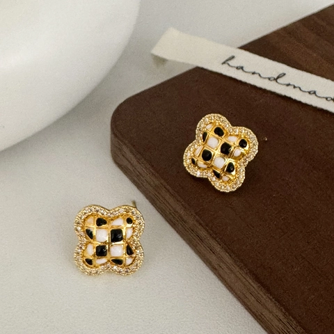 Orecchini A Lobo Quadrifoglio In Rame Placcato Oro 18K Smalto A Scacchi Bianco E Nero Zircone Per Donna Eleganti