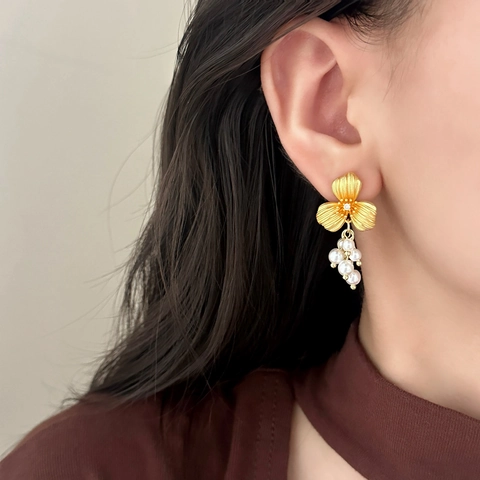 Flower Artificial Pearl Drop Earrings French Elegant Matte Metal Petal Tassel Cluster Stud Earrings For Women