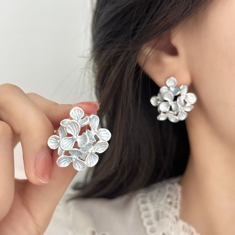 Hydrangea Flower Cluster Stud Earrings Silver Plated Copper Retro 3D Floral Ear Jewelry For Women Elegant Sweet Design