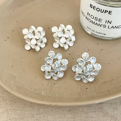 Hydrangea Flower Cluster Stud Earrings Silver Plated Copper Retro 3D Floral Ear Jewelry For Women Elegant Sweet Design