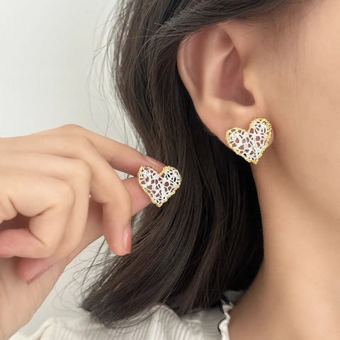 Pendientes De Botón De Corazón De Cobre Elegantes Con Textura De Encaje Calado Diseño Bicolor Para Mujer Estilo Retro
