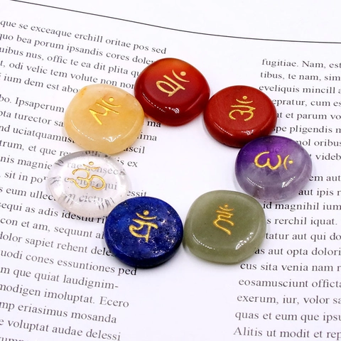 Pietre Di Guarigione Chakra In Pietre Preziose Naturali Simboli Dorati Incisi Cristalli Lucidati Rotondi Piatti Per Meditazione
