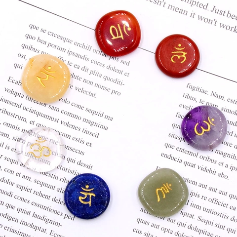 Pietre Di Guarigione Chakra In Pietre Preziose Naturali Simboli Dorati Incisi Cristalli Lucidati Rotondi Piatti Per Meditazione