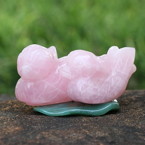Natural Rose Quartz Mandarin Duck Figurine Hand Carved Stone Bird Statues With Lotus Leaf Base For Wedding Home Decor