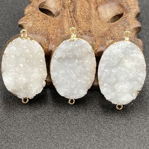 Natürlicher Weiße Druzy Quarz Geode Anhänger Oval Vergoldeter Rand Ethno Stil Pulloverkette Halskette Zubehör
