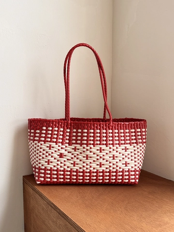 PVC Gewebte Tragetasche Für Frauen Ausgehöhlte Strand Urlaub Schultertasche Kontrastfarbe Geometrische Korb Handtasche