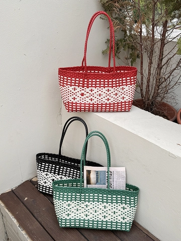 PVC Gewebte Tragetasche Für Frauen Ausgehöhlte Strand Urlaub Schultertasche Kontrastfarbe Geometrische Korb Handtasche