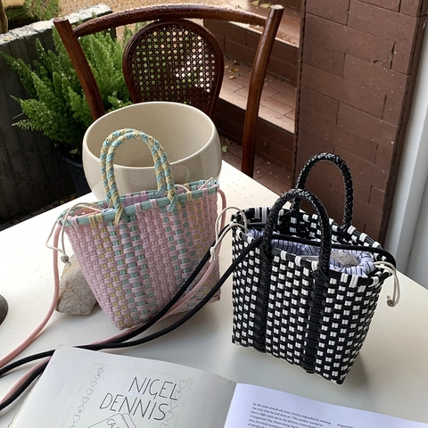 Handgefertigte Gewebte Pvc Umhängetasche Mini Korb Handtasche Mit Kordelzugbeutel Sommer Strand Lässiger Urlaubsstil Damen