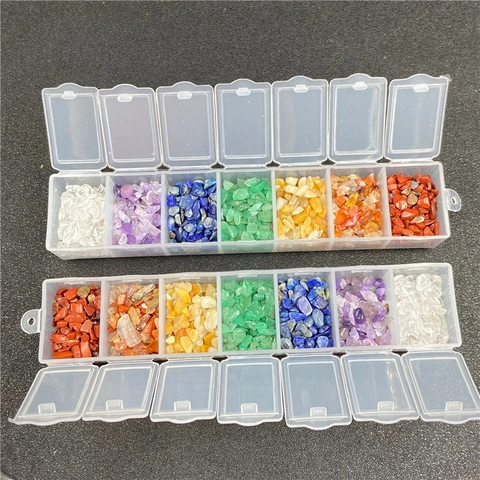 Assortiment d'Éclats de Pierre de Cristal Naturel Pierres Précieuses Roulées Guérison Sept Couleurs Collection Arc-en-Ciel Avec Boîtier de Rangement Transparent Pour Bricolage Déco Maison Méditation
