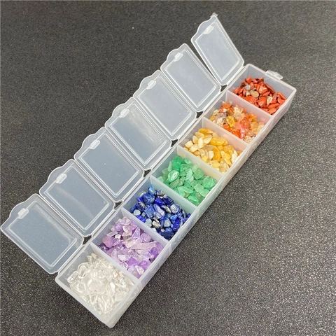 Assortiment d'Éclats de Pierre de Cristal Naturel Pierres Précieuses Roulées Guérison Sept Couleurs Collection Arc-en-Ciel Avec Boîtier de Rangement Transparent Pour Bricolage Déco Maison Méditation