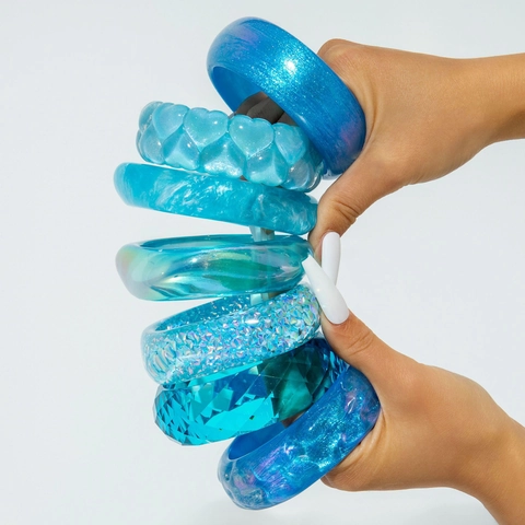 Bracciale Rigido In Resina Blu Acrilico Traslucido Grosso Geometrico Glitter Iridescente Cuore Goffrato Moda Donna