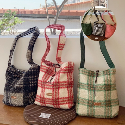 Retro Ruitjes Lamswol Schoudertas Crossbody Tas Voor Vrouwen Grote Capaciteit Tote Met Houtje-Touwtje Sluiting Herfst Winter Mode