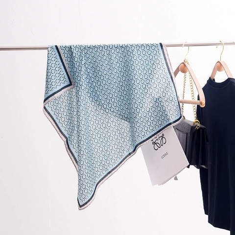 Foulard Quadrato in Satin con Fantasia a Cerchi Geometrici Elegante da Donna Lusso Leggero Effetto Seta Morbido Leggero Accessorio Donna
