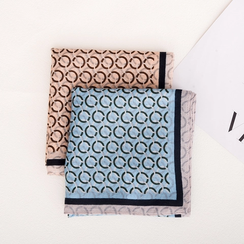 Foulard Quadrato in Satin con Fantasia a Cerchi Geometrici Elegante da Donna Lusso Leggero Effetto Seta Morbido Leggero Accessorio Donna