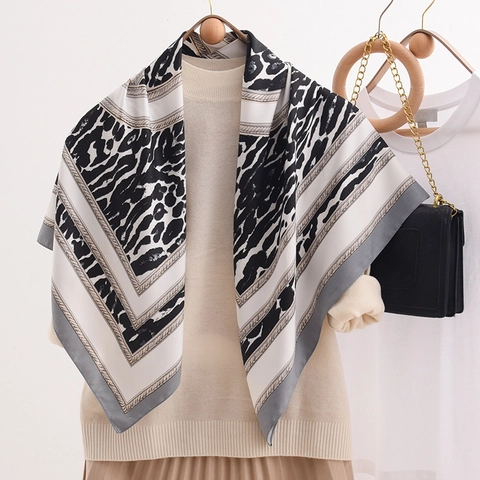 Foulard Quadrato in Raso con Stampa Leopardata Retro Francese per Donna Moda Catena Motivo Lettera B Simil Seta Sciarpa Accessorio