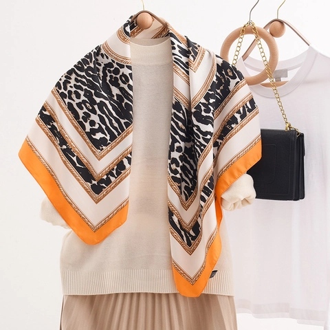 Foulard Quadrato in Raso con Stampa Leopardata Retro Francese per Donna Moda Catena Motivo Lettera B Simil Seta Sciarpa Accessorio