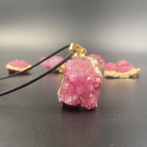 Natural Stone Druzy Anhänger Halskette Unregelmäßiger Roher Kristall Vergoldete Legierung Schwarze Kordel Boho Damen