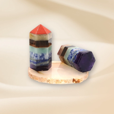 Chakra Mehrfarbige Natürliche Kristall Sechseckige Säule Geschichtete Edelstein Spitze Polierte Heilmeditation Stein Dekor