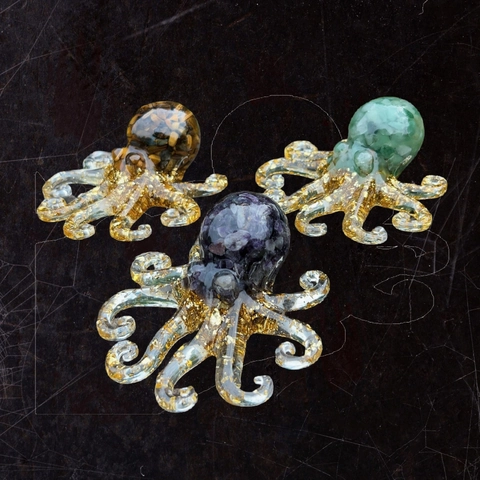 Handmade Octopus Resin Figurine With Natural Crystal Stone Gold Foil Transparent Animal Sculpture For Home Office Desktop Decor Gift