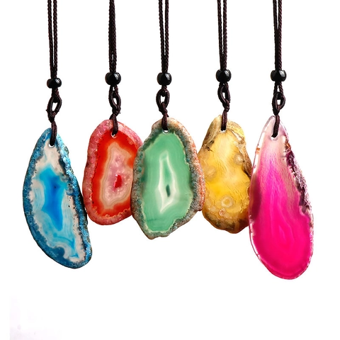 Collier Pendentif Tranche d'Agate Naturelle Irrégulière Style Ethnique Bohème Bijoux en Pierre de Géode Multicolore Avec Cordon Réglable pour Femmes