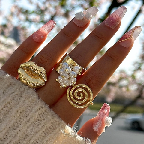 Exaggerated Lips And Faux Artificial Pearl Rings Alloy Gold Plated Retro Spiral Pattern Statement Fashion Finger Jewelry