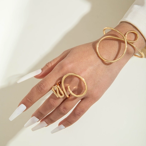 Abstraktes Geometrisches Armband Und Gedrehter Ring Metallischer Minimalistischer Schmuck Für Frauen Moderner Künstlerischer Stil