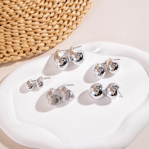 Spiegelglanz Silberfarbene Geometrische Ohrringe Minimalistische Wassertropfen Chunky C-Form Metallischer Schmuck Für Damen