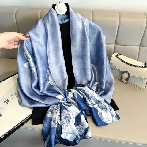 Elegante Blauwe Satijnen Lange Sjaal Met Bloemenprint Voor Dames Zonbescherming Stranddoek Zachte Lichtgewicht Modieuze Hoofddoek Shawl