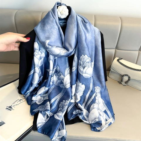 Elegante Blauwe Satijnen Lange Sjaal Met Bloemenprint Voor Dames Zonbescherming Stranddoek Zachte Lichtgewicht Modieuze Hoofddoek Shawl