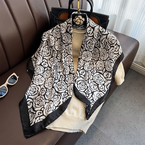 Elegante Foulard Quadrato in Satin con Stampa Rosa Camelia per Donna Nero E Bianco Grande Sciarpa in Poliestere Effetto Seta