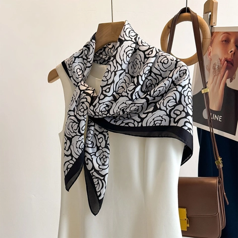 Elegante Foulard Quadrato in Satin con Stampa Rosa Camelia per Donna Nero E Bianco Grande Sciarpa in Poliestere Effetto Seta